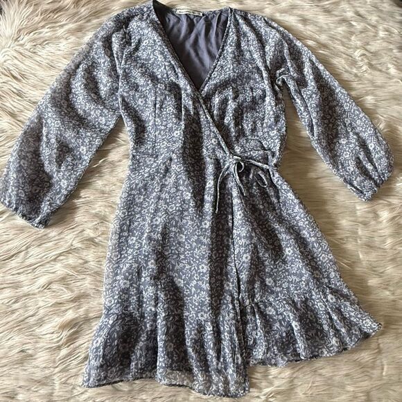 Abercrombie & Fitch Chiffon Floral Wrap Dress in Blue/White - Picture 2 of 7